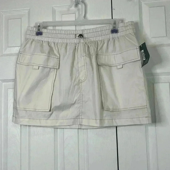Women's Parachute Cargo Mini Skirt - Wild Fable'
Off-White Size L - Picture 5 of 10